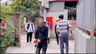 Mùng một Tết cả gia đình bất ổn đi chúc Tết những màn lì xì đầy cảm xúc