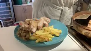 Peito de Frango no Forno com Cogumelos 🍗🍄 simples, cremoso e cheio de sabor!