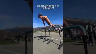 Bro is also chewing gum | Iliesse doing 2 finger Planche #planche #calisthenics #maltese