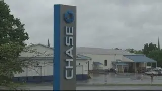 Bank to close call center, cut 400 jobs