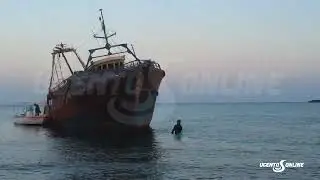 Rimosso dopo 567 giorni il peschereccio incagliato nelle acque di Torre San Giovanni di Ugento