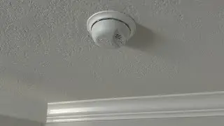 Замена старого проводного дымового извещателя Kidde на новый извещатель First Alert.