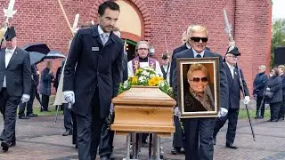 „Eine Liebesgeschichte endet in Tränen: Heino nimmt für immer Abschied von Hannelore Kramm.“