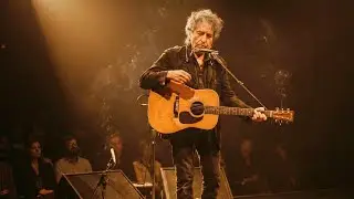 Bob Dylan LOWERED His Guitar Mid-Song&mdash;Then the Crowd Fell Completely SILENT