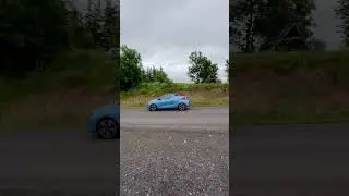 Renault Wind in Action: Stylish Convertible on the Move!