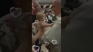 Este beb&eacute; no quiere separarse del Papa Le&oacute;n XIV #popeleoxiv #bebe #lindo #videounico #amor