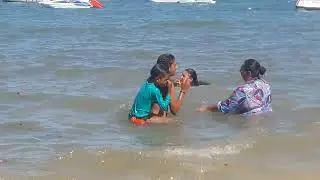 Ester brincando com o seu irmão na praia de Suape. 15.04.2022.