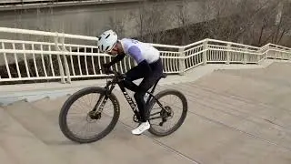 🚵&zwj;♀️ Effortless Stair Mastery: Trifox Ultra Light 29er Carbon Hardtail Conquers Urban Terrain!
