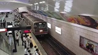 【夕方ラッシュ高頻度運転】大阪、御堂筋線、梅田駅(M16)千里中央方面, Osaka Metro Midosuji Line, Japan, High frequency operation