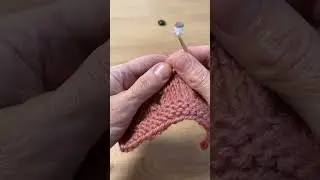 How I hold the yarn and control tension #knitting #knittingtechniques #knit