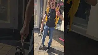 работает курьером в яндекседе на скейтборде в Краснодаре #михахороший #сейт #курьер #яндекседа