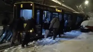 Putnici guraju autobus na liniji 85 od stanice do stanice u Zemunu