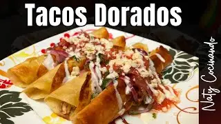 Tacos de harina dorados + cebolla curtida, sabor casero irresistible.