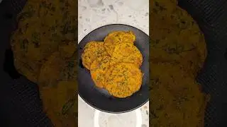 Palak mathri recipe 😋#shortsviral #cooking #shortsyoutube #shortvideo #shortfeed #shortsfeed #recipe
