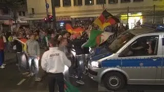 Autokorso und Sitzblockaden nach WM-Spiel Deutschland-Algerien in Bonn am 01.07.2014