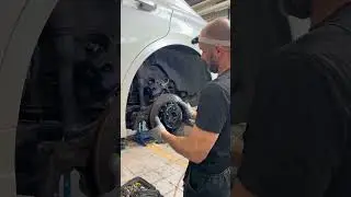 У нас в работе Lexus ES350. На него мы ставим тормозную систему HPBrakes✅