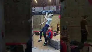 Подтягивания на 1 руке на фингерборде #bouldering #сила #top #strong #shorts #фингерборд #climbing