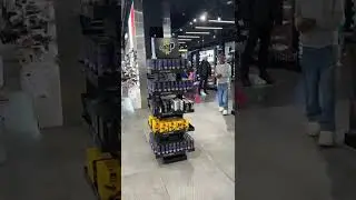 Крупнейший в Лондоне магазин кроссовок 👟 JD Sports на Оксфорд-стрит за 90 секунд!