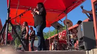 Leilani Villamor & Casie Schornick & The Goldfish Live band, 
