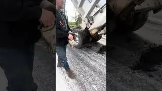 Asphalt paving in dump truck #dumptrucklife #reallifetruckers #dumptruck #truck #construction #work