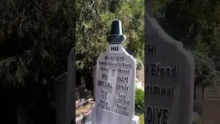 Mevlevi şeyhinin mezarında ne yazıyor ?
