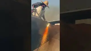Metal cutting #metalcutting #steelwork #worker #sparks