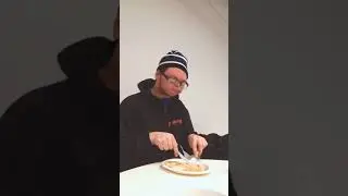 Snillen spekulerar hockey och &auml;ter micrad macka med ost