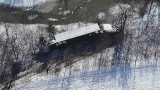 Overturned semi-truck closes I-475 ramp at &lsquo;Jeep Split&rsquo; in west Toledo