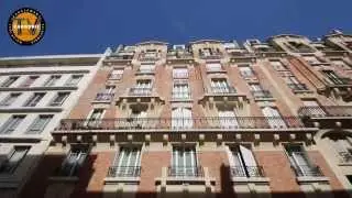 Le d&eacute;roulement d'un ravalement de fa&ccedil;ade sur un immeuble en brique.