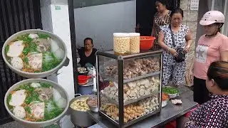 Độc đáo chị gái bán bún mộc có thêm chân gà đông khách ở vỉa hè Sài Gòn