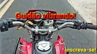 Moto vibrando o guid&atilde;o ao rodar na pista.
