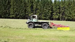 Unimog 406 U84 beim Schwaden mit Poettinger Top 380N