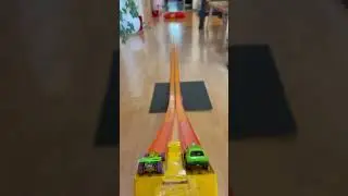 HOT WHEELS REDLINE RENNEN: Hot Wheels Hot Hubs Shadow Jet vs Redlines Poison Pinto Diecast Drag Race