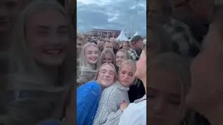 Норвегия красивые и веселые норвежские девушки концерт в порту Саннеса 3