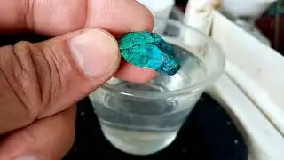 Reacci&oacute;n de minerales al &aacute;cido clorh&iacute;drico (la calcopirita est&aacute; incrustada en la calcita)
