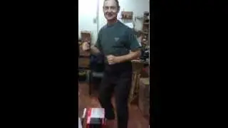 Мужик танцует