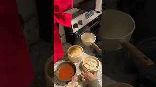 Давайте приготовим момо: #момо #пельмени #готовка #томатныйсоус #живемодин #пельменинапару 🥟🍅
