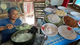 Altagracia Puso Las Berenjenas En El Fogón, Nos Recibe En Su Humilde Casita.