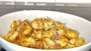 Gnocchi in chilli oil  | topped with crispy garlic  and Parmesan cheese | gnocchi recipe |Dre cooks