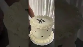 Watch me decorate a &ldquo;simple&rdquo; birthday cake 🤍 #cakedecorating #cakedesign #buttercream #birthdaycake