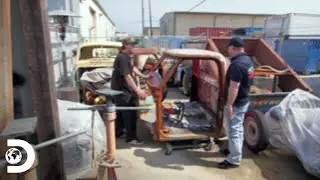 Tentam restaurar uma antiga caminhonete Chevrolet 1968 desmontada | Texas Metal | Discovery Brasil