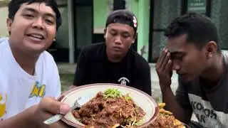 PAK’E RARA EDAN ! - Lontong tahu 6 porsi di habisin ! - jaki mandor taruhan sama bos’e 🔥