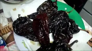 CHILES RELLENOS EN CREMA DE FRIJOLES