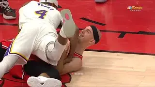 Alex Caruso and Rajon Rondo fighting for a ball 🤭