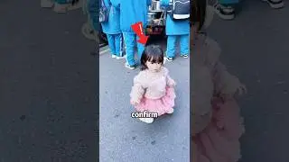 this little girl went to pick up her older sister from school, she attracted everyone's attention.