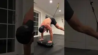 TRX PUSH-UPS #vibration #chest #pushups #bodyweight #core #strength #movement #athlete #muscle #abs