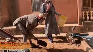 Le Fou Woroli et son fils Khassa joue dans la maison de Sidibe au lieu de travailler
