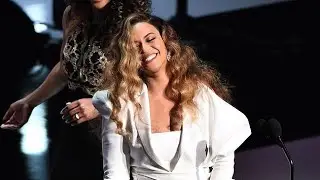 Beyonc&eacute; accepts NAACP'S 