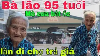 Bà lão 95 tuổi cắt lục bình  lần đầu ra chợ 