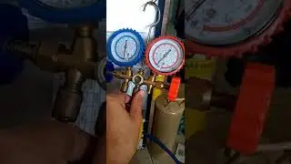 Servi&ccedil;o de recarga de g&aacute;s em um frigobar.